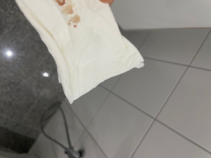 Blut auf toilettenpapier